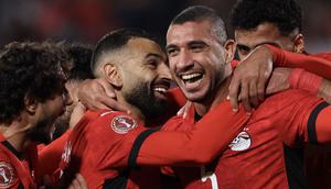 Pemain Liverpool tersebut berhasil membawa Mesir unggul 2-0 setelah memberikan assist untuk gol Ramy Raiba melalui sepak pojok. (AFP/Franck Fife)