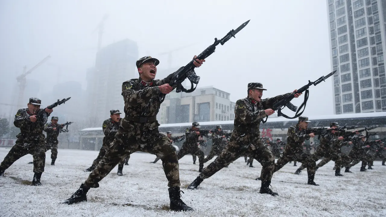 Intip Latihan Polisi Militer China di Tengah Salju