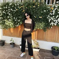 Tampil All Black, Isyana Sarasvati memamerkan perut ratanya drngan mengenakan Spagetti crop top dipadukan dengan cardigan dan denim hitam. Instagram Isyana.