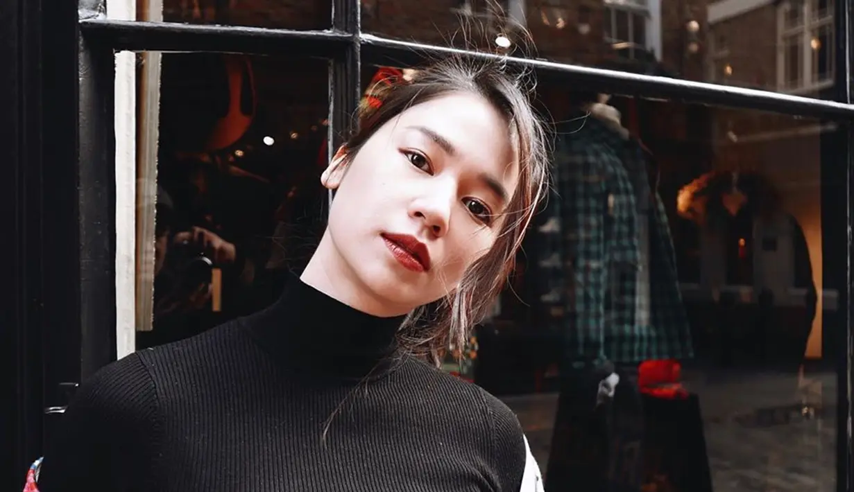 Bagi kamu punya rambut panjang, kamu bisa coba gaya rambut ala aktri kelahiran Berlin ini. Gaya rambut hair bun yang simpel seperti Laura ini bisa jadi alternatif bagi kamu yang tidak suka ribet. Gaya rambut pemain 'The Returning' ini simpel namun tetap cantik dan stylish.(Liputan6.com/IG/@laurabas)