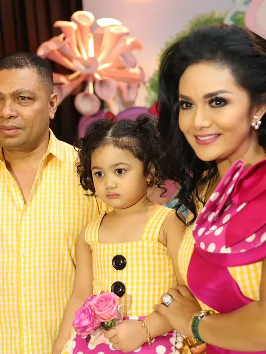 Raut wajah bahagia terlihat jelas dari wajah Krisdayanti dan Raul Lemos saat merayakan ulang tahun anaknya yang ke-4 di hotel Kristal. (Galih W. Satria/Bintang.com)