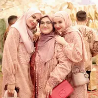 Zaskia dan Shireen pun kompak membawa tas Dior. Sedangkan sang ibunda membawa sling bag merah dari Gucci. [@shireensungkar]