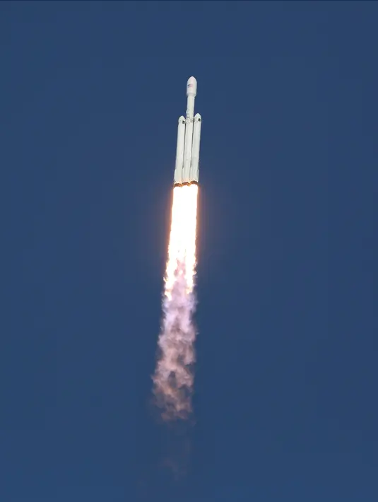 Roket Falcon Heavy meluncur dalam sebuah penerbangan uji coba di Kennedy Space Center di Florida (6/2). Roket dengan tinggi 70 meter itu dirancang untuk membawa muatan hampir 141.000 pon (64 metrik ton) ke orbit. (Red Huber / Orlando Sentinel via AP)