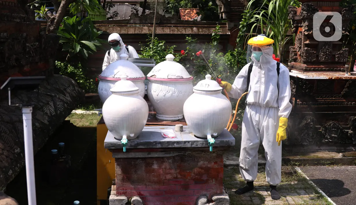 Petugas PMI Kota Tangerang melakukan penyemprotan disinfektan di Pura Kerta Jaya, Tangerang, Banten, Rabu (3/6/2020). Penyemprotan tersebut dilakukan untuk mensterilkan tempat ibadah yang menurut rencana akan kembali dibuka di masa pandemi virus corona COVID-19. (Liputan6.com/Angga Yuniar)