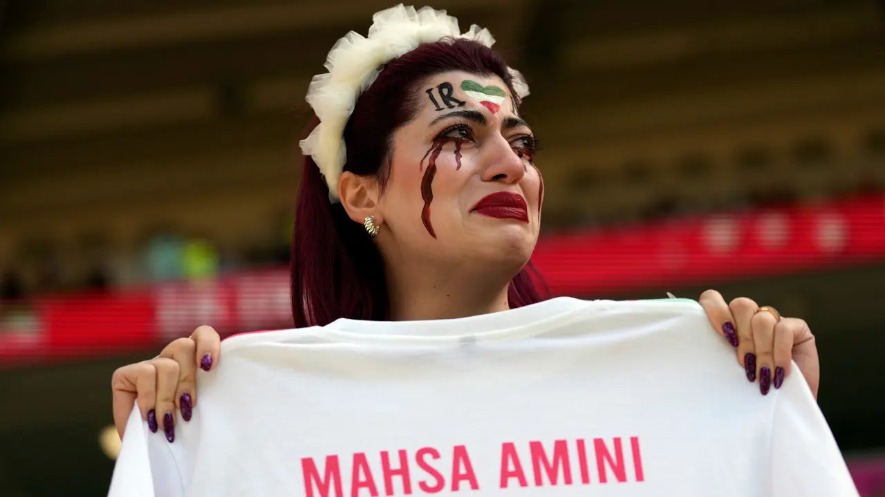 Pesona Suporter Wanita Iran di Piala Dunia 2022