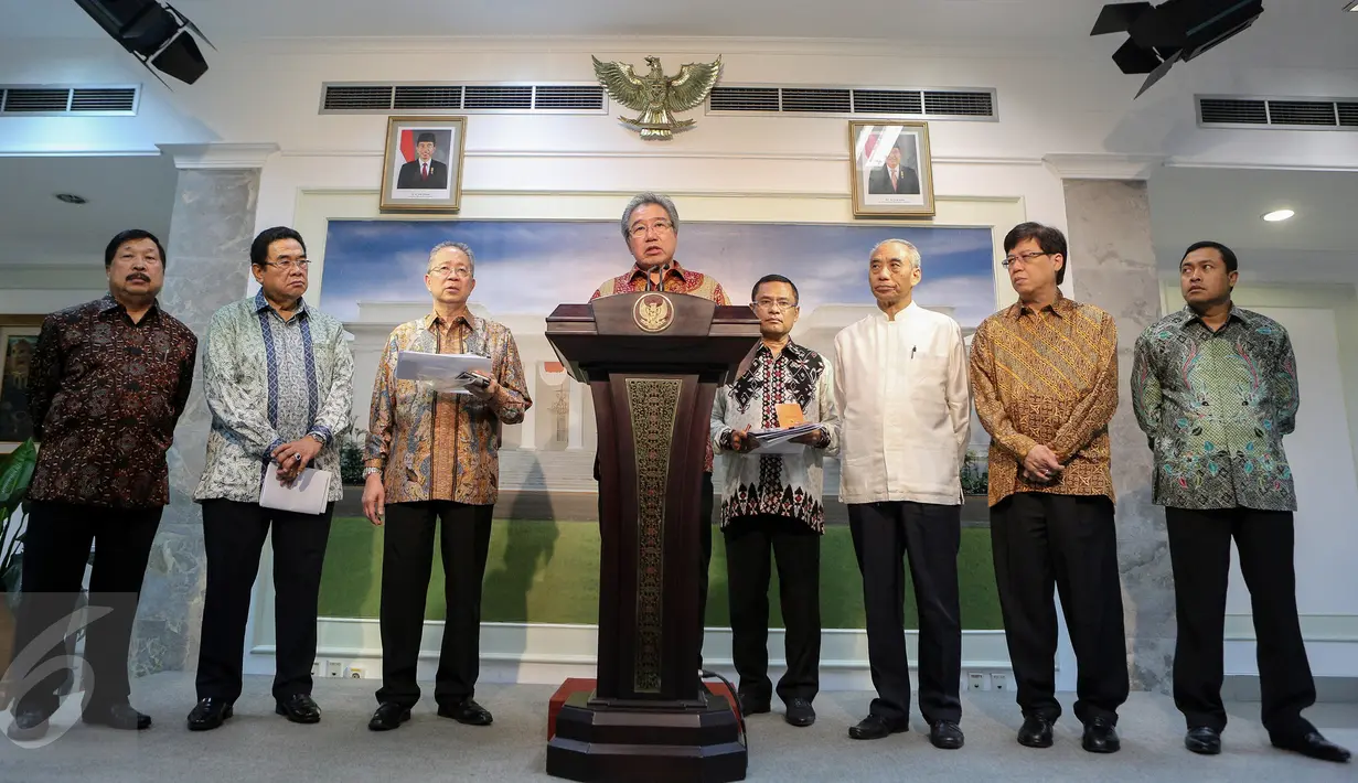 Ketua Gaikindo, Jongkie D Sugiarto memberikan keterangan pers pers usai bertemu presiden di Istana Merdeka, Jakarta, Selasa (13/10/2015). Gaikindo meminta Pemerintah untuk mengurangi tarif Pajak Penjualan Barang Mewah. (Liputan6.com/Faizal Fanani) 