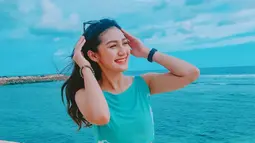Saat ini namanya makin populer, apalagi ia kini bermain sinetron Love Story The Series. Ia memberikan warna baru dalam alur cerita tersebut. Ia berperan sebagai karakter Nadin yang beradu akting dengan Giorgino Abraham. (Liputan6.com/IG/@fiolinatejaay)