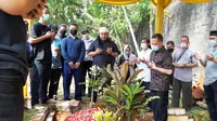 Pemakaman editor Metro TV Yodi Prabowo yang diduga menjadi korban pembunuhan. (Liputan6.com/Pramita Tristiawati)