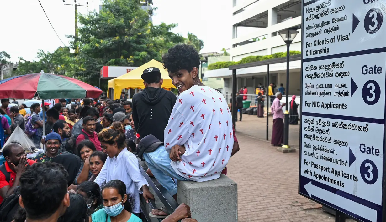 Warga berkumpul di depan kantor Imigrasi dan Emigrasi untuk mengurus paspor di Kolombo, Sri Lanka, Senin (18/7/2022). Negara kepulauan Samudra Hindia itu dilanda krisis ekonomi yang belum pernah terjadi sebelumnya yang telah memicu ketidakpastian politik. (Photo by Arun SANKAR / AFP)