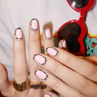 Simak inspirasi nail art menarik dan unik, untuk kuku cantik di hari Valentine.(Foto: Instagram/@aliciatnails)