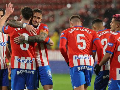 Pemain Girona merayakan gol yang dicetak oleh Viktor Tsyhankov pada laga lanjutan Liga Spanyol 2023/2024 melawan Rayo Vallecano di Montilivi Stadium, Girona, Spanyol, Selasa (27/02/2024). (AFP/Lluis Gene)