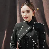 Amanda Manopo Mengaplikasikan makeup glam saat Hari Kartini. [@winstongomez]