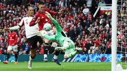 Keunggulan MU bertambah hanya semenit sebelum laga memasuki menit ke-15 lewat Benjamin Sesko. Ia memanfaatkan bola rebound hasil penyelamatan Freddie Woodman ketika menghalau bola kiriman Bruno Fernandes. (AP Photo/Dave Thompson)