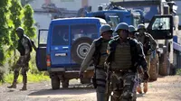 Pihak kepolisian Mali terlihat di sekitar Hotel Radisson Blu, Bamako. | via: Habibou Kouyate/AFP/Getty Images