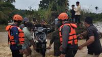 Buka Akses Korban Banjir, Pemkab Aceh Selatan Bangun Jembatan Darurat