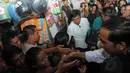 Jokowi menyalami pengunjung yang menanti di setiap sudut pasar (Liputan6.com/Herman Zakharia)  