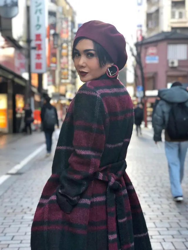 Gaya Yuni Shara yang Selalu Pakai Topi, Cantik dan Memesona