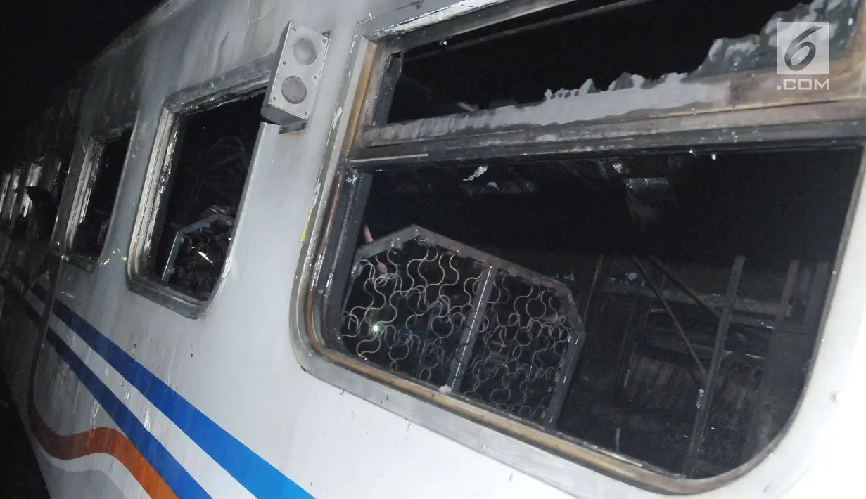 Kondisi dari gerbong kereta api yang terbakar usai terjadi tabrakan dengan mobil di perlintasan Kramat, Senin, Jakarta, Selasa (13/6). Peristiwa tabrakan tersebut terjadi sekitar pukul 17.08 WIB. (Liputan6.com/Helmi Afandi)