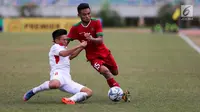 Pemain Timnas Indonesia U-19, Saddil Ramdani berebut bola dengan pemain Vietnam saat pertandingan AFF U-18 di Stadion Thuwunna, Yangon, Senin (11/9). Vietnam berhasil menang atas Indonesia dengan skor 3-0. (Liputan6.com/Yoppy Renato)