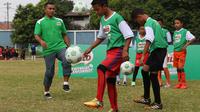 Pemain Timnas Indonesia, Firman Utina, menjadi mentor bagi sembilan Pemain Terbaik MILO Football Championship dalam coaching clinic yang di gelar di Stadion Bea Cukai, Rawamangun, Jakarta. Kamis (6/8/2015). (Bola.com/Arief Bagus)