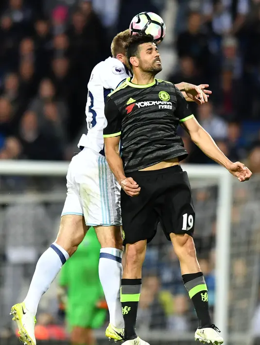 Penyerang Chelsea, Diego Costa berebut bola udara dengan bek West Bromwich Albion, Gareth McAuley pada lanjutan Liga Inggris di Hawthorns, Inggris, (12/5). Chelsea menang atas West Bromwich Albion dengan skor 1-0. (AFP Photo/Anthony Devlin)