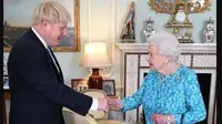 Ratu Elizabeth II mengepit erat tas tangan hitamnya saat menerima kunjungan PM Inggris Boris Johnson di kediamannya. (dok. Instagram @theroyalfamily/https://www.instagram.com/p/B0TasptnU30/Dinny Mutiah)
