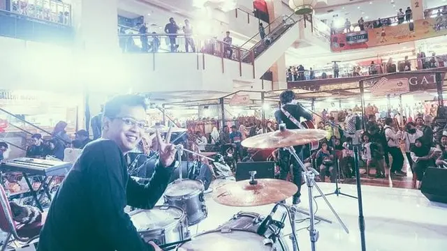 Lama Tak Terlihat, Ini 6 Potret Terbaru Anton eks Sheila on 7 Sekarang
