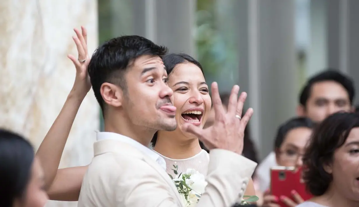 "Ekspresi ketika ditanya malam pertama bagaimana ? #PERFECTO #mrandmrsjerikho 📸 @rahadipurnawan," tulis bintang film Filosofi Kopi sambil mengangkat tangan dengan membuka lima jarinya pada hari yang sama. (Instagram/chicco.jerikho)