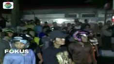 Dinilai arogan dan berperilaku sewenang-wenang, petugas Satpol PP Ponorogo dilempari botol plastik minuman oleh pedagang kaki lima.