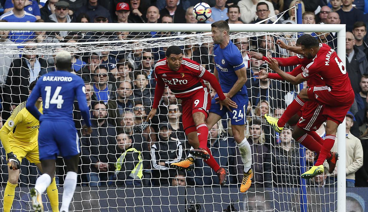 Kapten Chelsea, Gary Cahill, duel udara dengan striker Watford, Troy Deeney, pada laga Premier League di Stadion Stamford Bridge, London, Sabtu (21/10/2017). Chelsea menang 4-2 atas Watford. (AFP/Ian Kington)