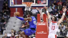 Pebasket Dallas Mavericks, Harrison Barnes, berusaha memasukkan bola saat pertandingan melawan Washington Wizards pada laga NBA di Capital One Arena, Selasa (7/11/2017). Mavericks menang 113-99 atas Wizards. (AP/Nick Wass)
