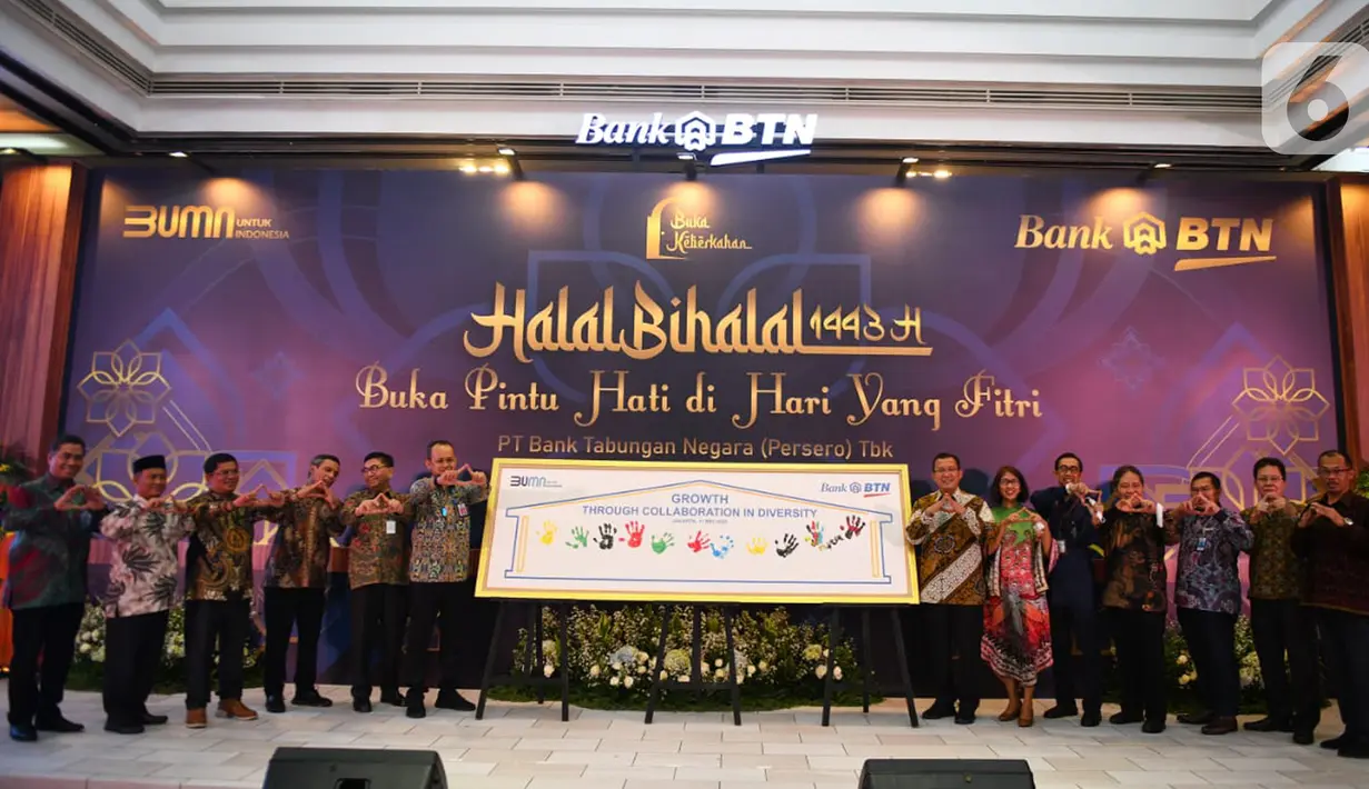 Jajaran Direksi Bank BTN, dengan Stakeholder dari Asosiasi Pengembang, Kementerian PUPR, Kementerian Keuangan, BP Tapera dan PT Sarana Multigriya Finansial (SMF) foto bersama usai membubuhkan cap telapak tangan pada acara Halal Bihalal Bank BTN di Jakarta, Rabu (11/5/2022). (Liputan6.com/HO/BTN)