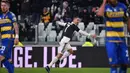 Striker Juventus, Cristiano Ronaldo, merayakan gol yang dicetaknya ke gawang Parma pada laga Serie A di Stadion Juventus, Turin, Minggu (19/1). Juventus menang 2-1 atas Parma. (AFP/Marco Bertorello)