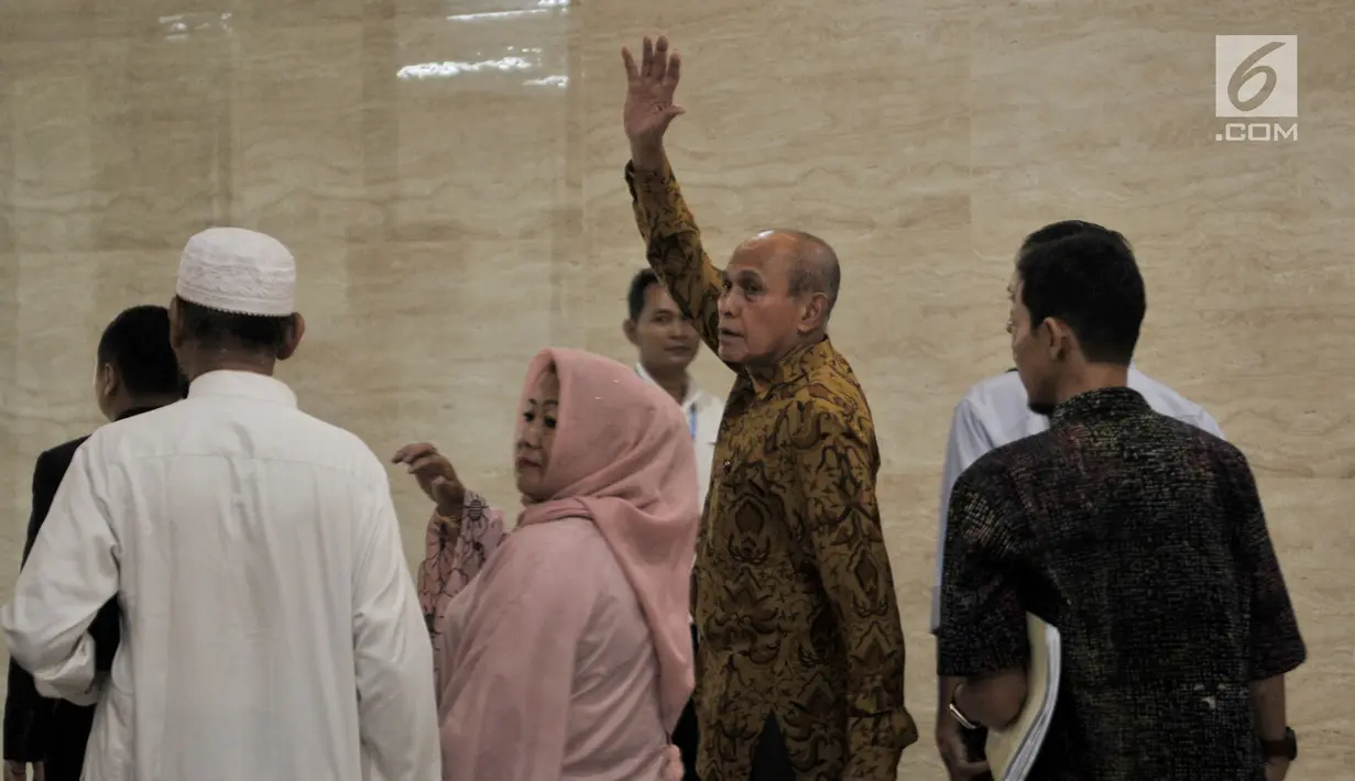 Mantan Kas Kostrad Kivlan Zen melambaikan tangan saat akan menjalani pemeriksaan di Gedung Bareskrim Mabes Polri, Jakarta, Senin (13/5/2019). Kivlan Zen dipanggil penyidik Bareskrim terkait kasus dugaan penyebaran berita bohong dan makar. (merdeka.com/Iqbal Nugroho)