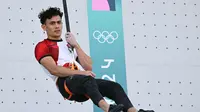 Veddriq Leonardo dari Indonesia berkompetisi di babak penyisihan men's speed putra pada Olimpiade Paris 2024 cabor panjat tebing di Le Bourget pada 6 Agustus 2024. (Jonathan NACKSTRAND / AFP)