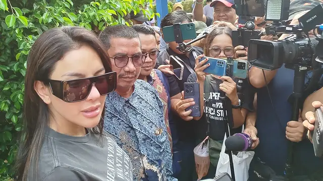 Artis Nikita Mirzani laporkan pengacara Razman Arif Nasution atas tuduhan penyebaran data pribadi ke Polda Metro Jaya.