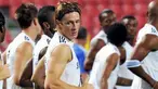 Striker Chelsea Fernando Torres berlatih bersama rekan-rekannya di Rajamangala Stadium, Bangkok, pada 23 Juli, dalam rangkaian tur Asia. FP PHOTO/PORNCHAI KITTIWONGSAKUL