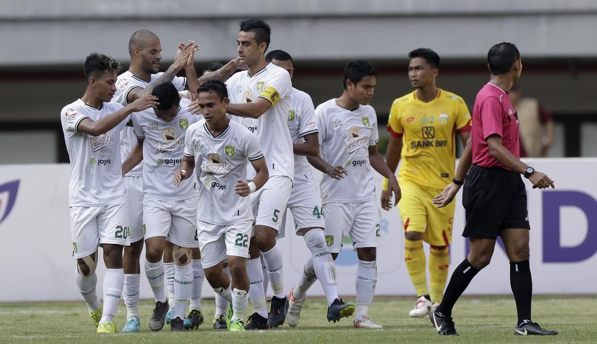 Pemain Persebaya Surabaya merayakan gol yang dicetak Oktafianus Fernando ke gawang Bhayangkara FC pada laga Shopee Liga 1 di Stadion Patriot Chandrabhaga, Bekasi, Sabtu (31/8). Persebaya menang 2-0 atas Bhayangkara. (Bola.com/Yoppy Renato)