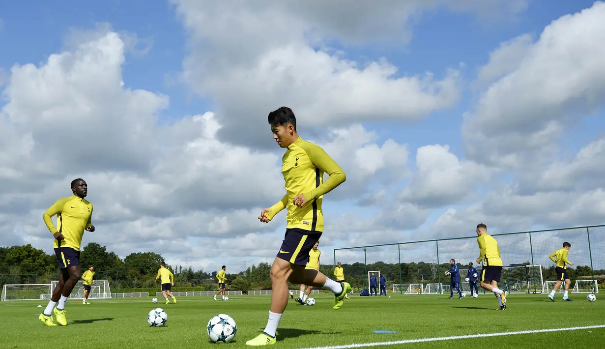 Striker Tottenham Hotspur, Son Heung-Min, bersama rekannya melakukan sesi latihan jelang laga Liga Champions di London, Selasa (12/9/2017). Tottenham Hotspur akan berhadapan dengan Borussia Dortmund. (AFP/Glyn Kirk)