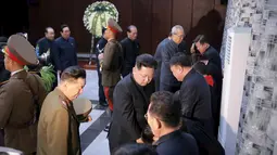 Pemimpin Korut, Kim Jong Un mengucapkan belasungkawa saat menghadiri upacara pemakaman Kim Yang Gon di tempat persemayaman di Pyongyang, Kamis (31/12). Kim Yang Gon adalah sekertaris Partai Buruh dan Kepala United Front Departemen. (REUTERS/KCNA)