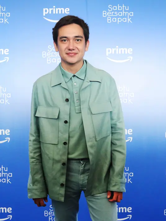 Adipati Dolken yang berperan sebagai sosok Satya turut hadir mengenakan setelan busana serba biru. Satya merupakan anak dari Gunawan dalam serial Sabtu Bersama Bapak yang akan tayang di Prime Video pada tanggal 29 Juni 2023. [Foto: Bambang E Ros/Fimela.com]