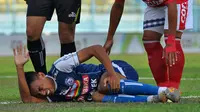 Pemain Arema, Rivaldi Bawuo, cedera lutut di awal pertandingan melawan Bali United di Stadion Kanjuruhan, Malang, Sabtu (20/10/2018). (Bola.com/Iwan Setiawan)