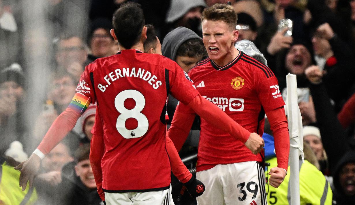 Gelandang bertahan asal Skotlandia berusia 27 tahun, Scott McTominay yang kini tengah menjalani musim ke-8 bersama Manchester United sejak dipromosikan dari tim akademi pada 2016/2017, hingga kini telah mencetak 7 gol dari 25 laga di Premier League 2023/2024. Empat gol di antaranya dicetak melalui sundulan kepala dari pemain yang berpostur 191 cm ini. (AFP/Oli Scarff)