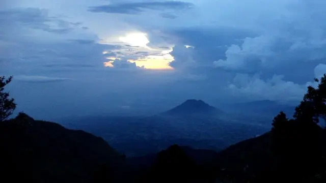 Bukit Sikunir, Dieng dengan latar Gunung Sindoro dan Sumbing yang memikat. (Foto: Liputan6.com/Muhamad Ridlo)