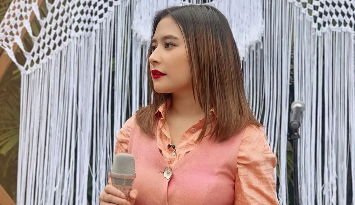 Salahs atu outfit yang kerap ia gunakan yakni busana bernuansa warna merah muda atau pink. Seperti yang ia pakai saat menghadiri acara satu ini. Pakai outer merah muda, penampilannya begitu cerah. (Liputan6.com/IG/@prillylatuconsina96)