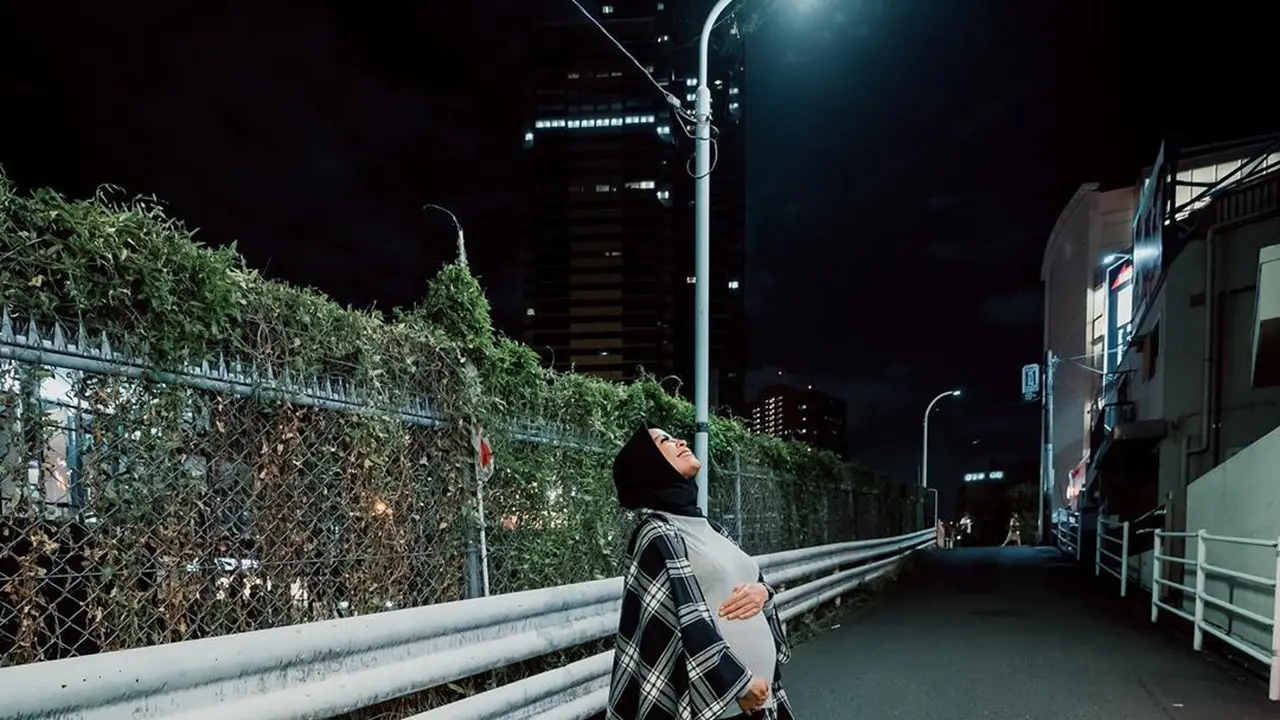 7 Gaya Kocak Tantri Kotak Pamer Baby Bump yang Energik Banget