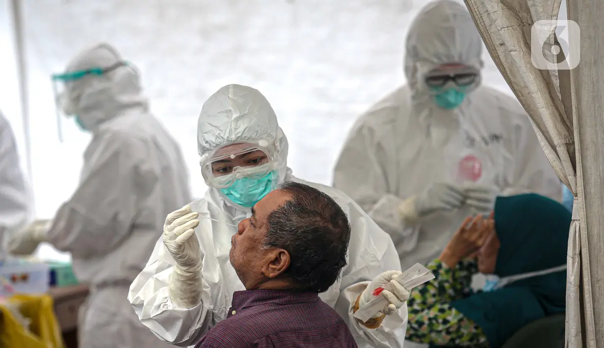 Petugas medis melakukan tes usap PCR COVID-19 kepada warga di Puskesmas Kecamatan Duren Sawit, Jakarta, Kamis (22/7/2021). Peningkatan testing dan tracing di wilayah padat penduduk diharapkan bisa mempercepat upaya memutus mata rantai penyebaran COVID-19. (Liputan6.com/Faizal Fanani)