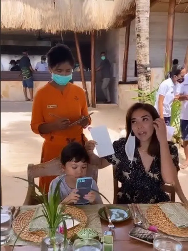6 Momen Liburan Gisella Anastasia Bareng Teman Artis di Nihi Sumba