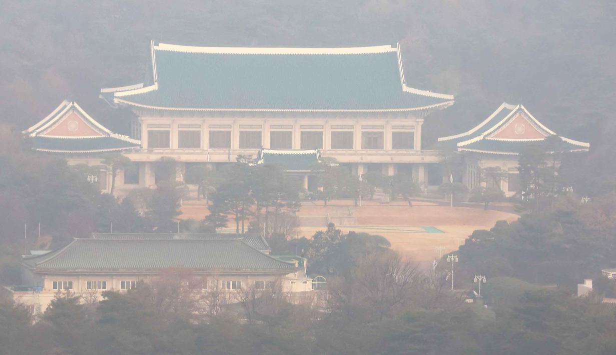 Blue House memiliki luas sekitar 250.000 meter persegi yang terdiri dari beberapa bangunan utama serta taman, termasuk gedung perkantoran utama dengan gaya arsitektur istana Korea. Tampak dalam foto, pemandangan umum Cheong Wa Dae, atau dikenal juga sebagai Gedung Biru, terlihat di Seoul, Korea Selatan, Senin, 29 Desember 2025. (Lee Jung-hun/Yonhap via AP)
