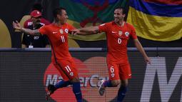 Ekspresi pemain Cile, Jose Fuenzalida, setelah mencetak gol kedua ke gawang Kolombia pada laga semifinal Copa America Centenario 2016 di Stadion Soldier Field, Chicago, AS, Kamis (23/6/2016) pagi WIB. (AFP/Tasos Katopodis)